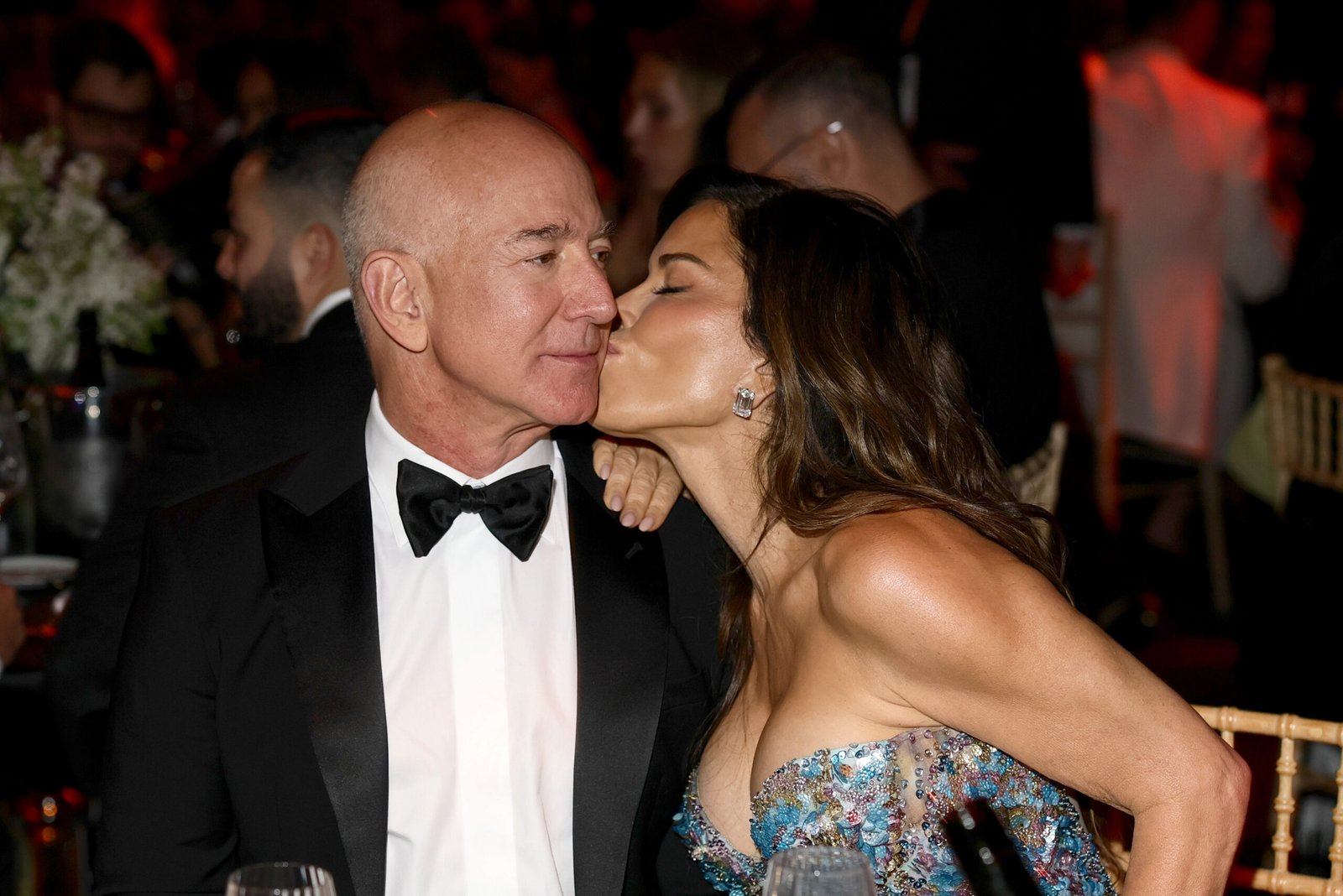 Lauren Sánchez kissing Jeff Bezos on the cheek during the amfAR gala on May 22, 2025, in Cap d'Antibes, France | Source: Getty Images